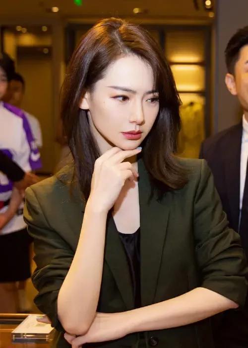 2024戚薇最新图片,2024戚薇最新图片，变化中的美，自信与成就的力量