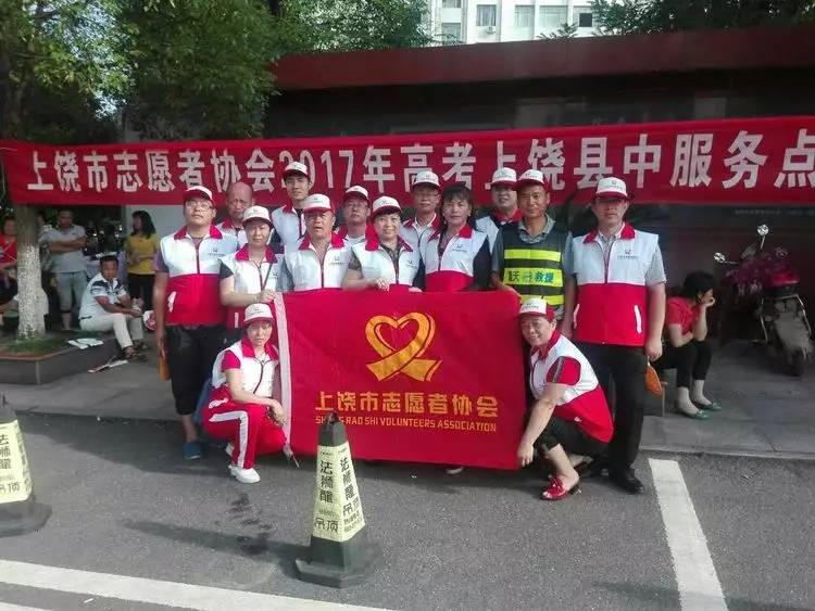 上饶县鞋厂，招聘、日常与温暖之旅的追梦与友情故事