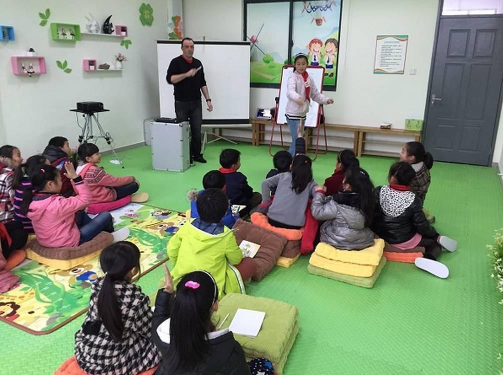我在看电视的英文表达方法