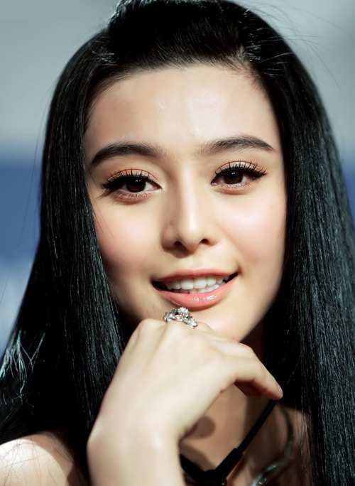科技与美学的极致融合，美女明星图片与炫目科技新品重塑生活品质