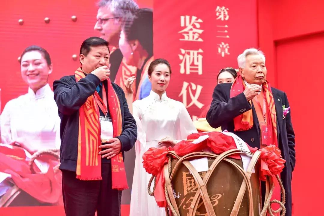 泸州老窖百年52度浓香型价格揭秘，小巷美酒秘境的独特风情