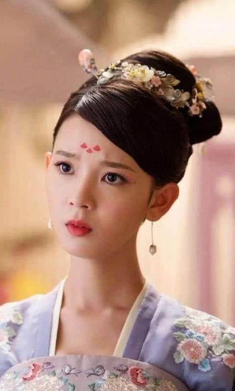 柜中美人与自然美景的邂逅，探寻内心宁静的旅程