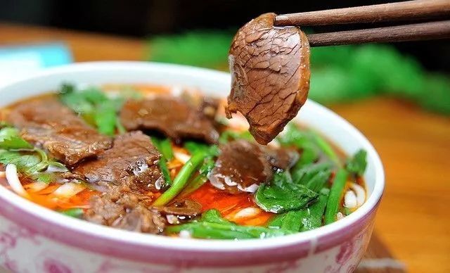 都市狂枭最新，小巷美食的秘密天堂